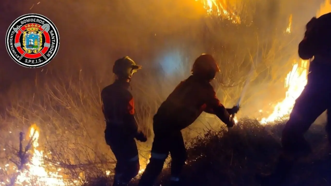 Los bomberos de Santander extinguen un incendio de vegetaci&oacute;n en la zona del Faro de Cabo Mayor