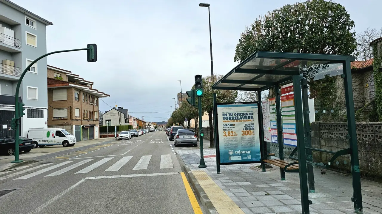 El Ayuntamiento de Torrelavega instala una nueva marquesina en la avenida Fern&aacute;ndez Vallejo