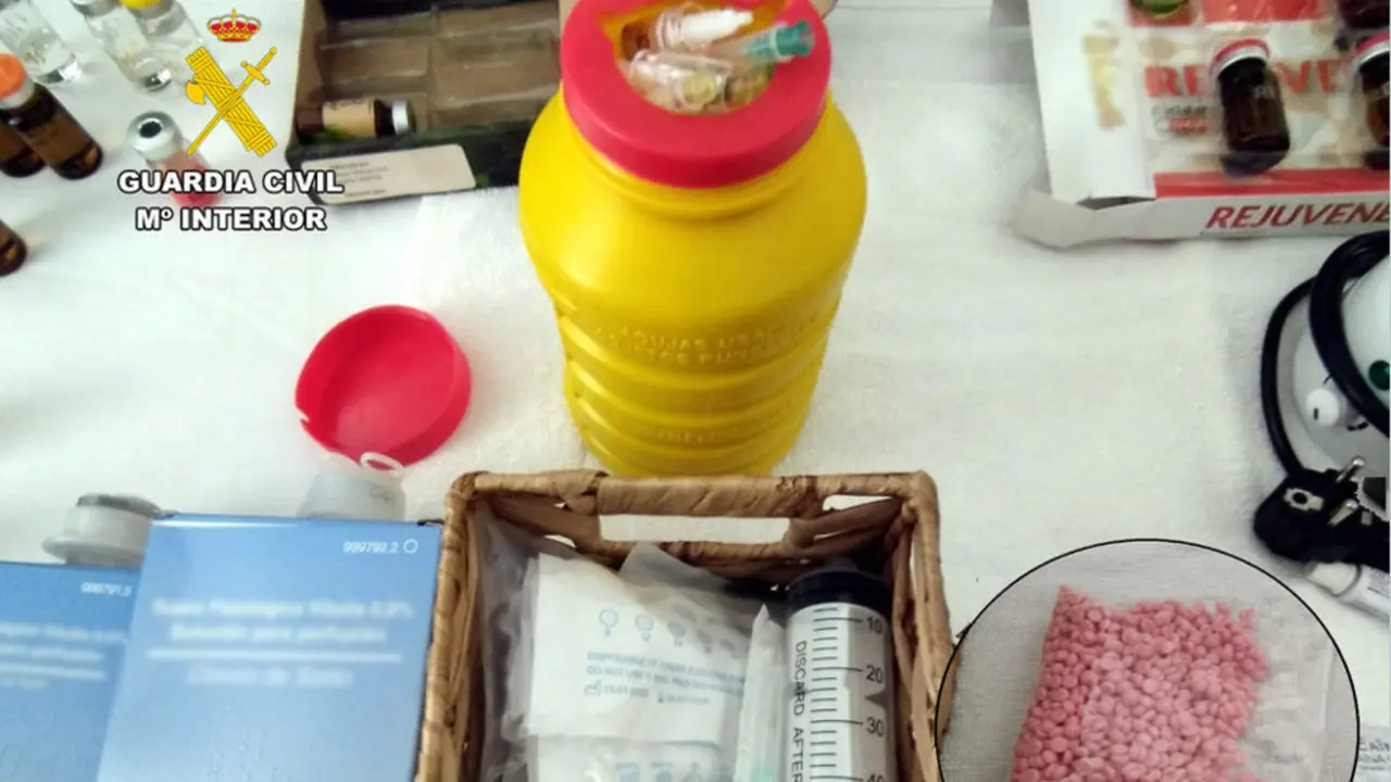 Material incautado en los pisos de Malia&ntilde;o en los que se hac&iacute;an intervenciones est&eacute;ticas ilegales