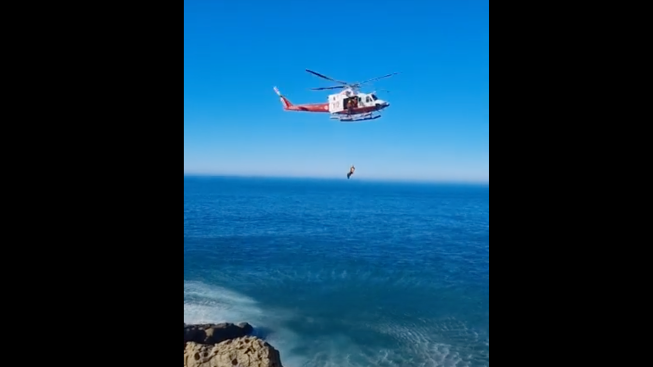 Rescate de un joven checo atrapado en los acantilados del Puente del Diablo en Santander