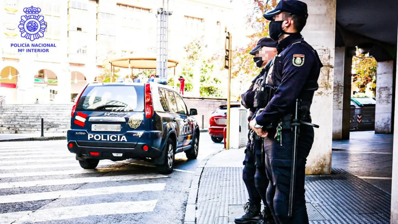 Polic&iacute;a Nacional por las calles de Torrelavega