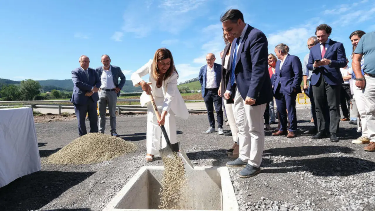 La presidenta de Cantabria, Mar&iacute;a Jos&eacute; S&aacute;enz de Buruaga, pone la primera piedra del Centro Log&iacute;stico de La Pasiega