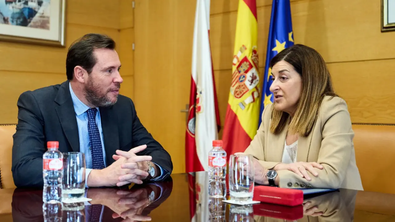 El ministro de Transportes, &Oacute;scar Puente, y la presidenta del Gobierno de Cantabria, Mar&iacute;a Jos&eacute; S&aacute;enz de Buruaga