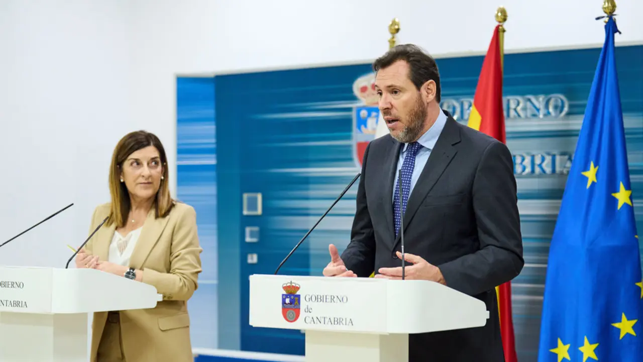 El ministro de Transportes y Movilidad Sostenible, &Oacute;scar Puente, y la presidenta de Cantabria, Mar&iacute;a Jos&eacute; S&aacute;enz de Buruaga, ofrecen una rueda de prensa tras una reuni&oacute;n Oscar puete FOTO- Juanma Serrano
