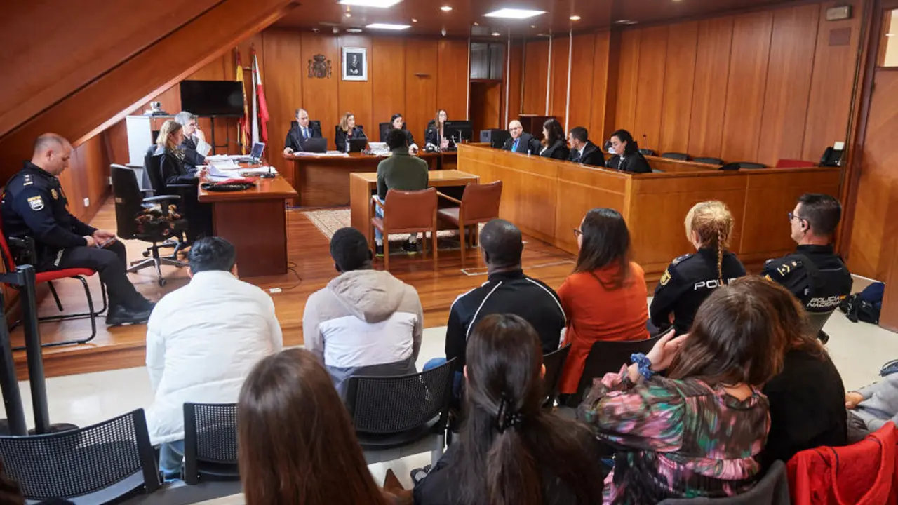 Los acusados durante un juicio por una violaci&oacute;n grupal en Santander en 2022, en la Audiencia Provincial