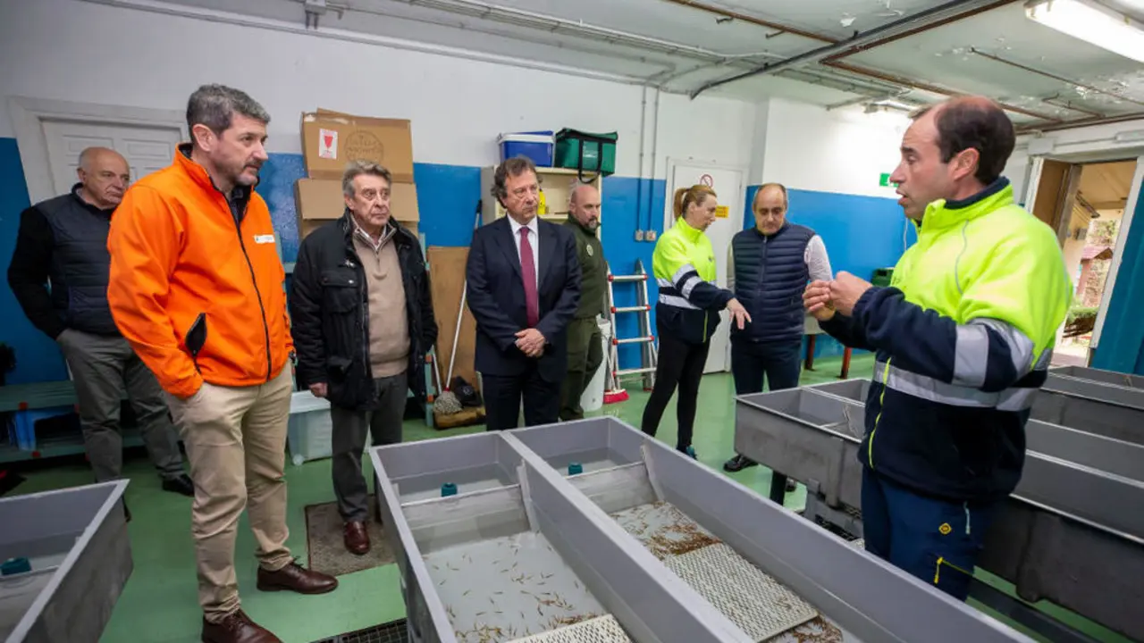 El consejero de Desarrollo Rural, Ganader&iacute;a, Pesca y Alimentaci&oacute;n, Pablo Palencia, visita el Centro Ictiol&oacute;gico de Arredondo