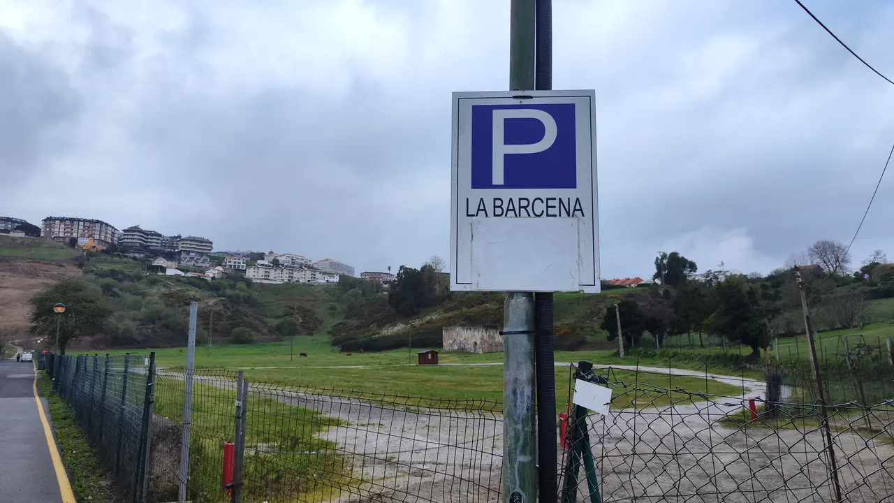 Aparcamiento disuasorio de La B&aacute;rcena, en Suances