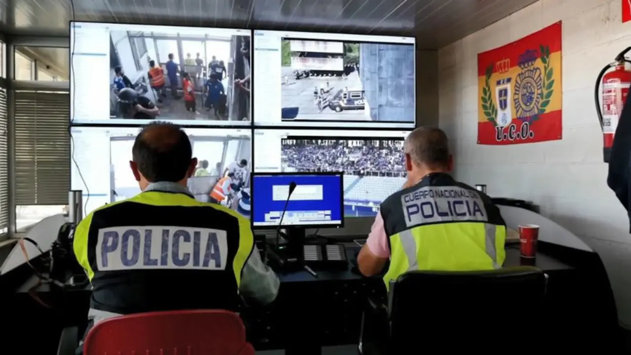 Agentes de la Polic&iacute;a Nacional visionando las c&aacute;maras de seguridad del estadio Carlos Tartiere en Oviedo