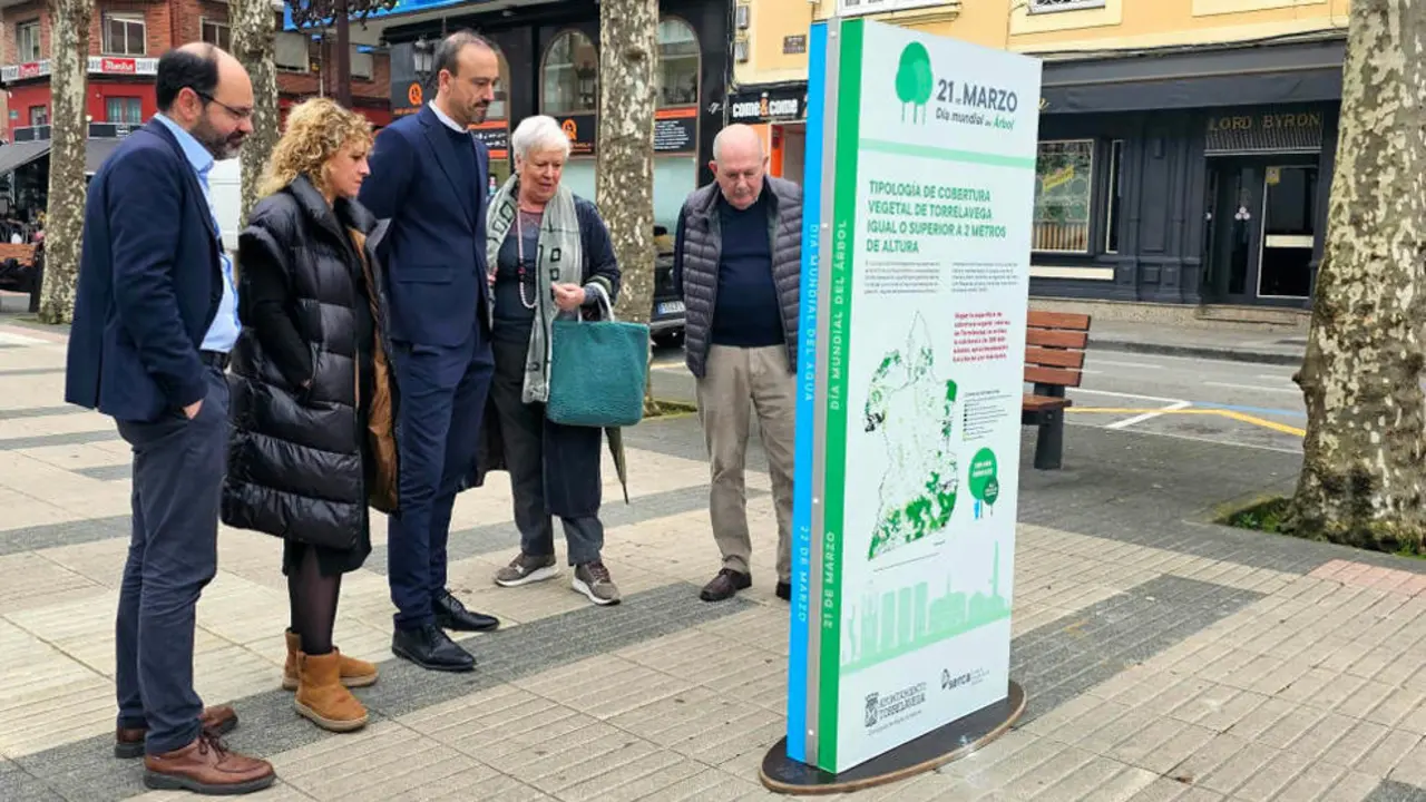 Autoridades municipales contemplan uno de los paneles de la exposici&oacute;n por el D&iacute;a del &Aacute;rbol y del Agua