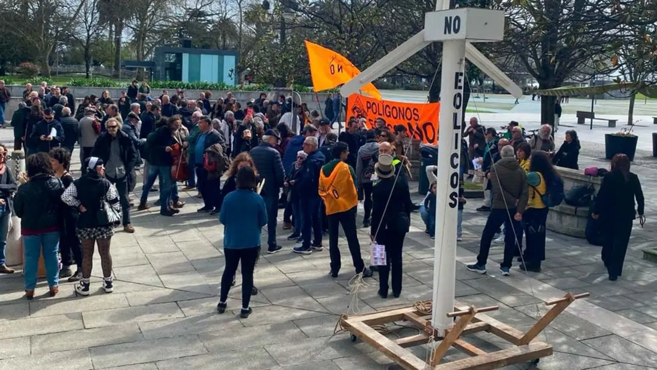 Cerca de 200 personas se concentran en Santander para denunciar los %22da&ntilde;os medioambientales%22 de los e&oacute;licos
