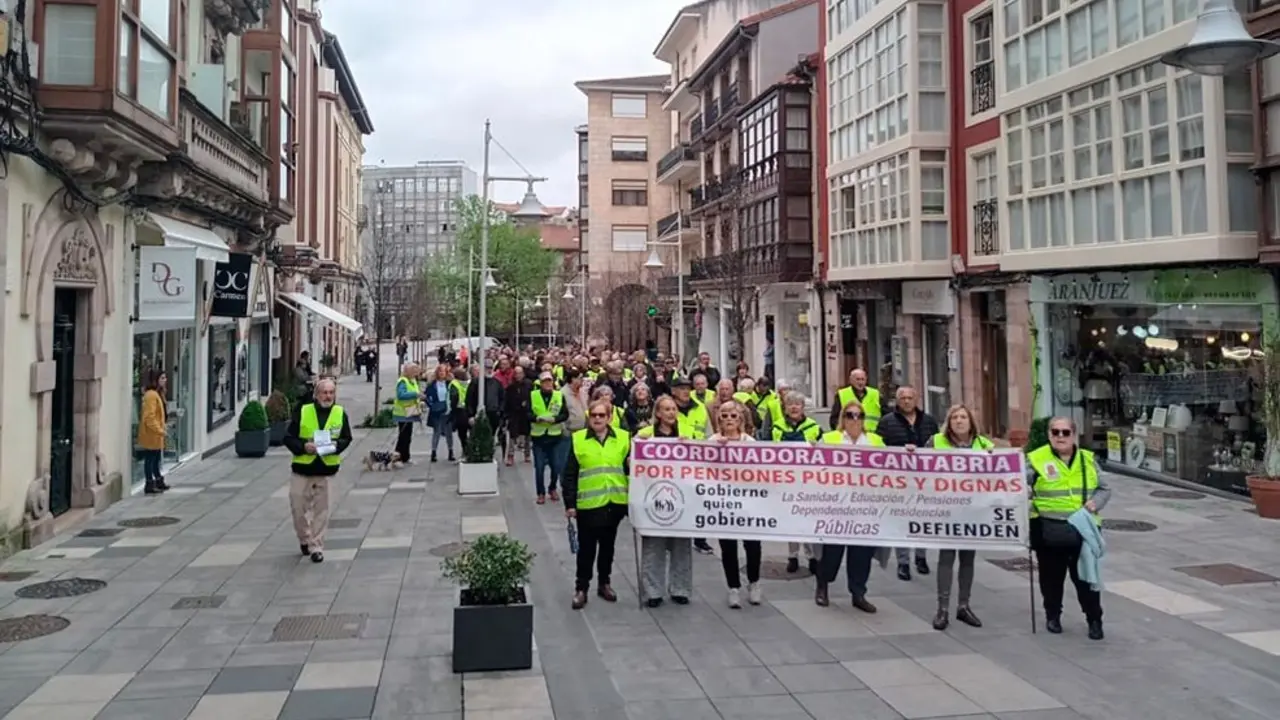 Un centenar de pensionistas se concentran en Torrelavega para reivindicar la salud y el cuidado de los mayores