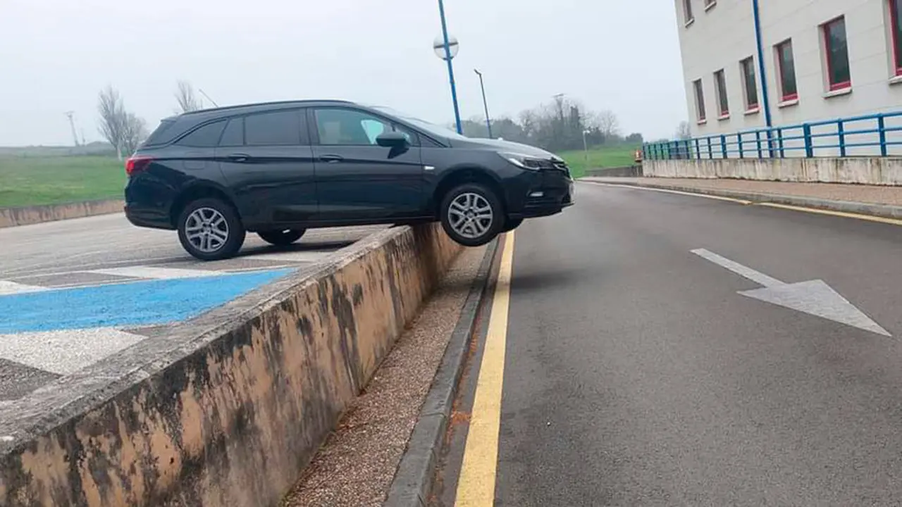 Veh&iacute;culo aparcado en el Hospital de Liencres