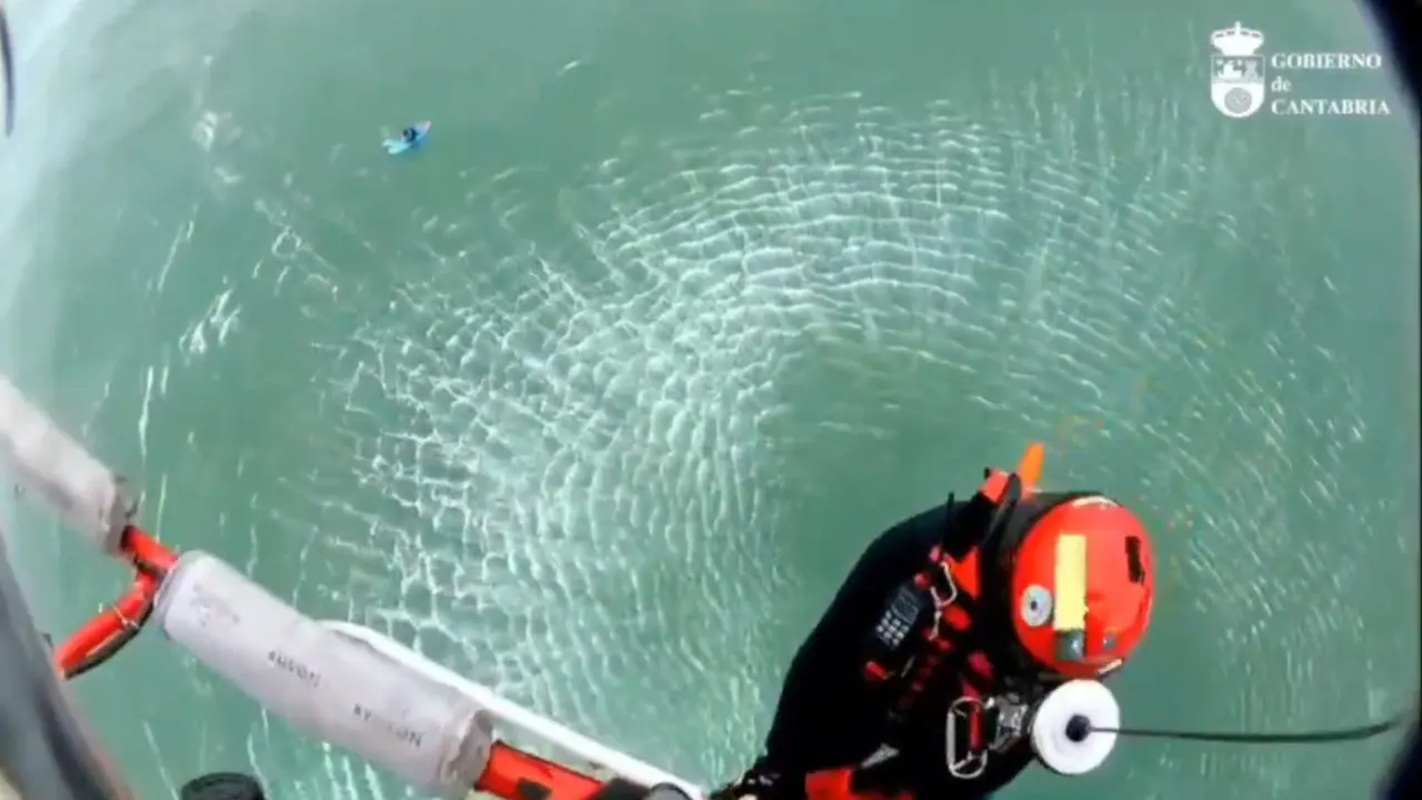 El equipo del helic&oacute;ptero del 112 del Gobierno rescata a un hombre que practicaba paddle surf en Suances y ten&iacute;a problemas para regresar a tierra