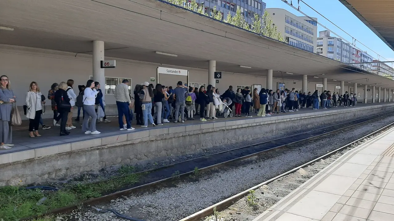 Pasajeros que han tenido que bajarse del tren por la incidencia