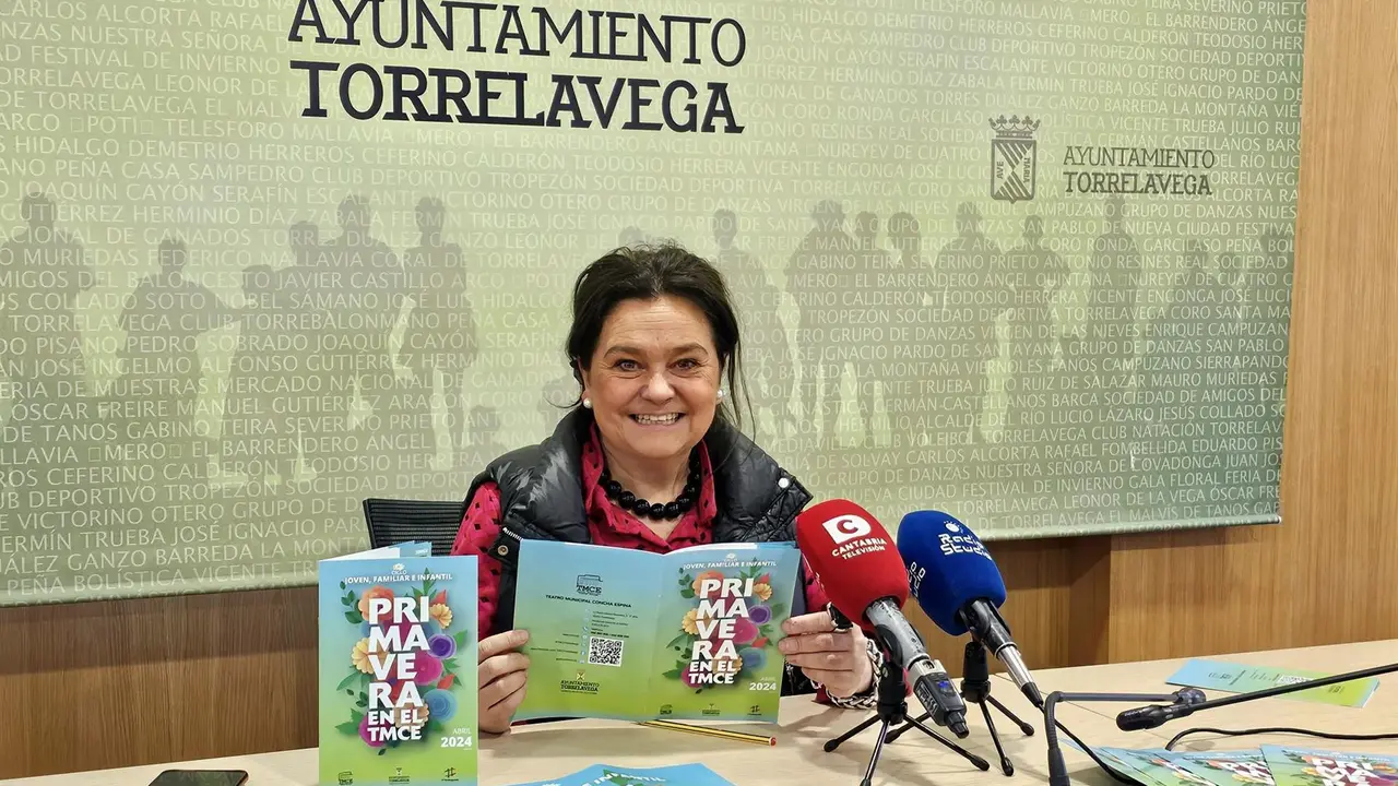 La concejala de Cultura de Torrelavega, Esther V&eacute;lez, en la presentaci&oacute;n de 'Primavera en el TMCE'