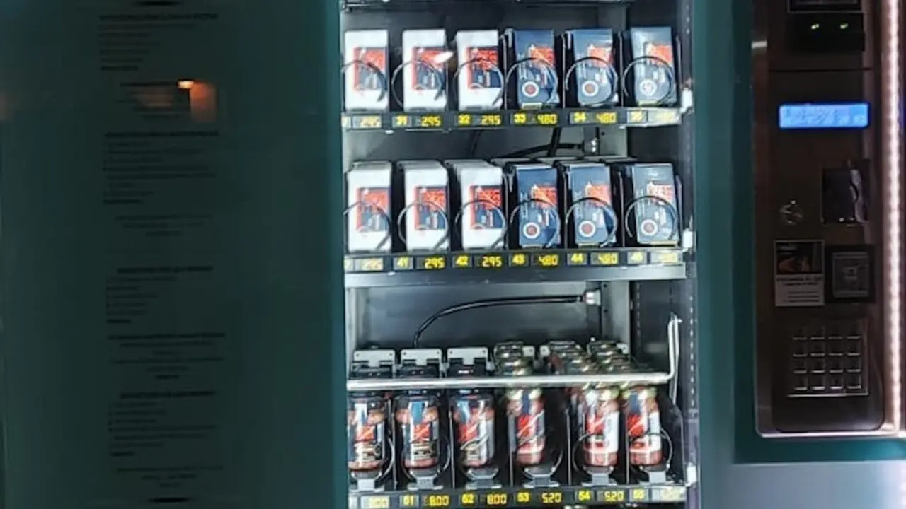 M&aacute;quina expendedora en Laredo dedicada en exclusiva a la anchoa artesana del Cant&aacute;brico