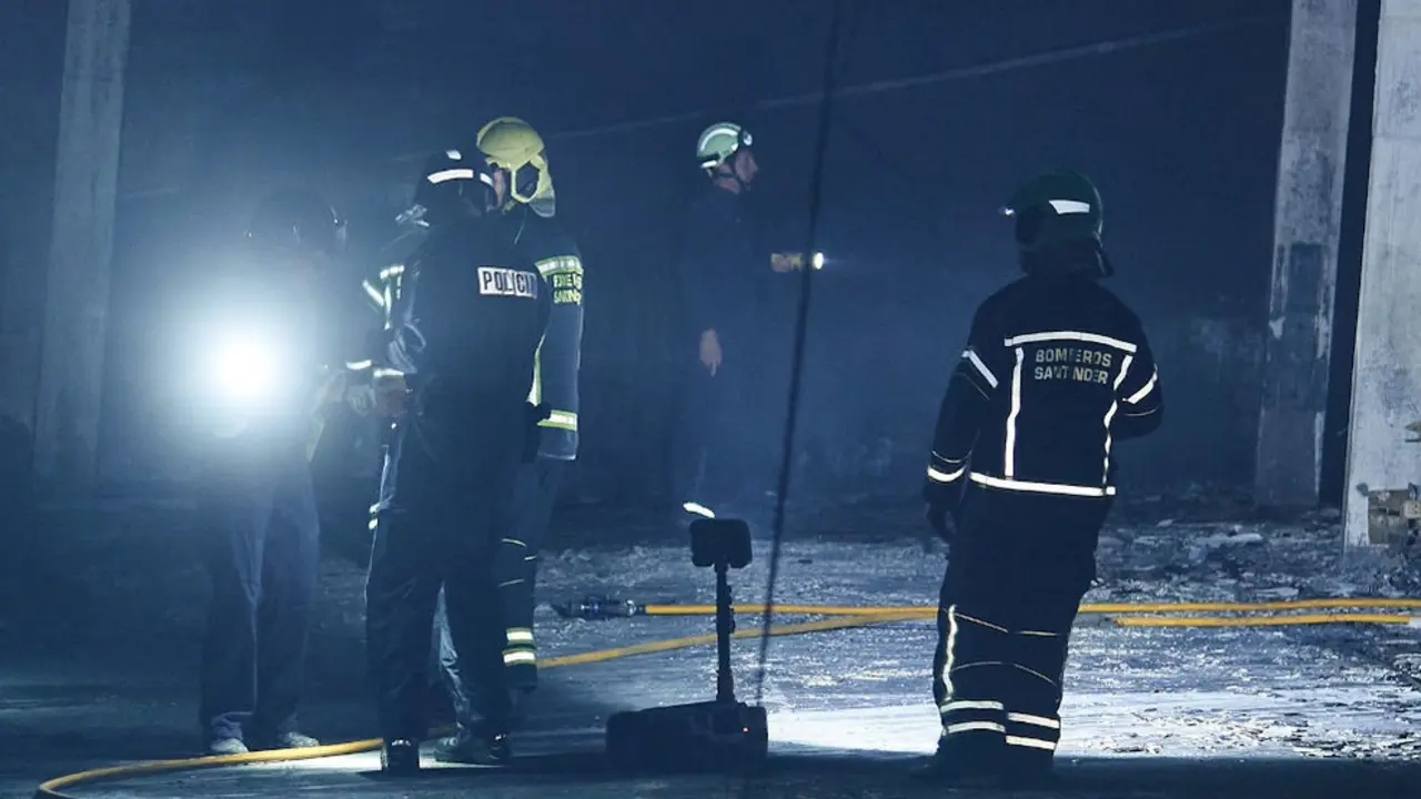 Los bomberos inspeccionan el garaje de la calle Jos&eacute; Mar&iacute;a Coss&iacute;o