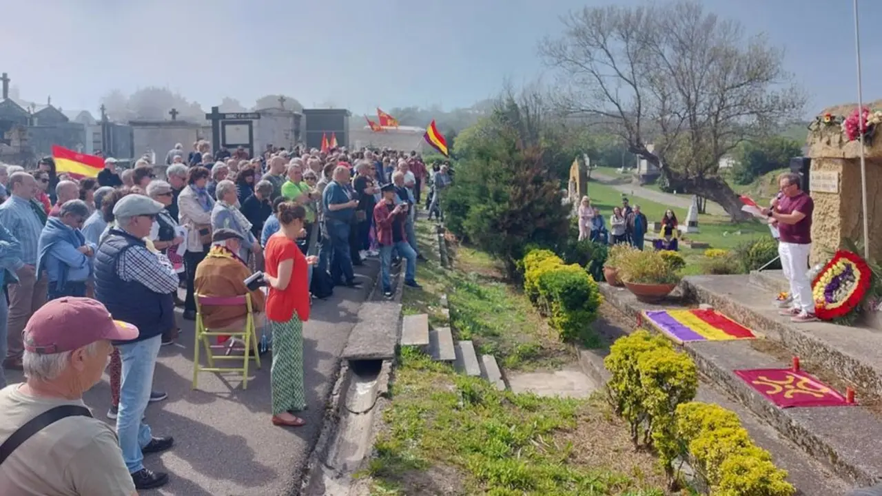Cerca de cien republicanos se concentran en el cementerio de Ciriego para recordar las v&iacute;ctimas de la dictadura