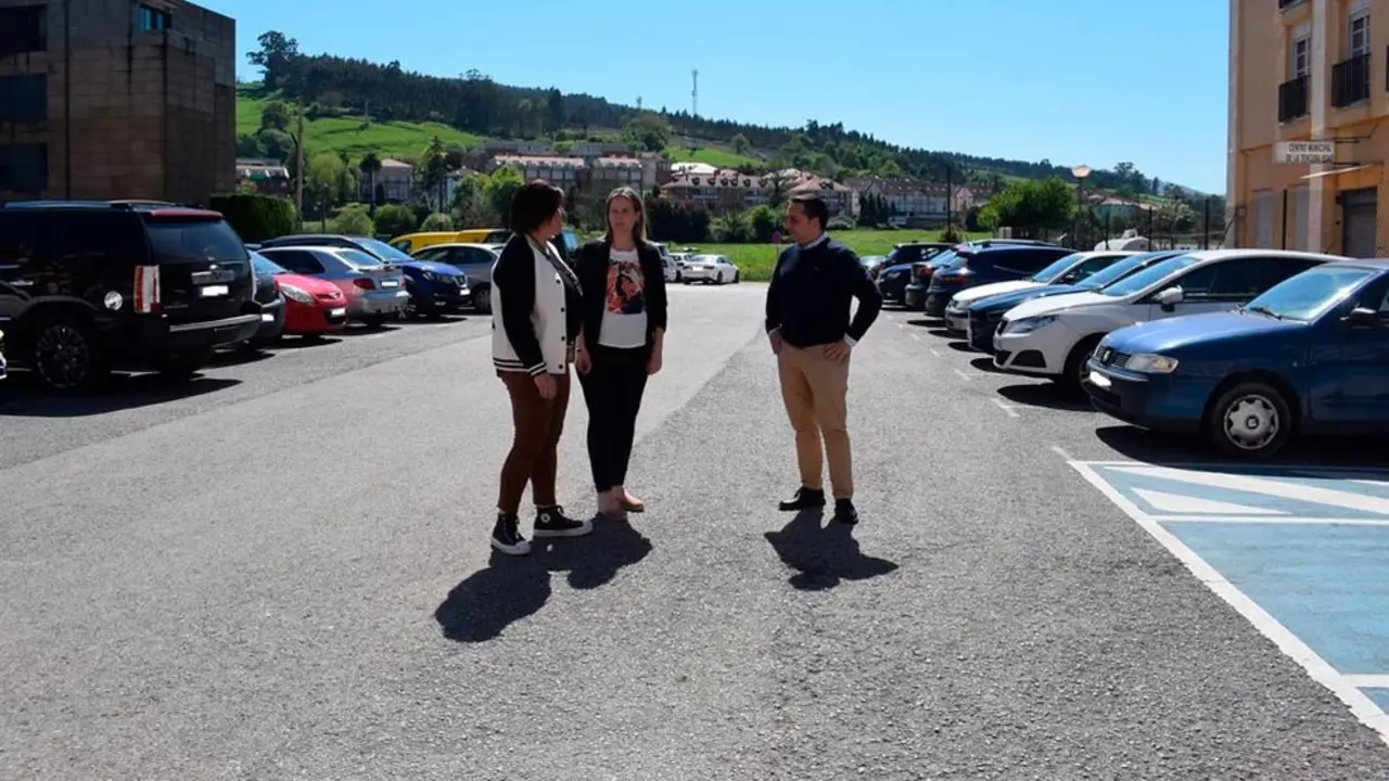 El alcalde de Pi&eacute;lagos, Carlos Caram&eacute;s, quien acompa&ntilde;ado por la concejala de Patrimonio, Gloria B&aacute;rcena, y la alcaldesa ped&aacute;nea de la localidad, Carmen Bedoya, visita el solar ubicado en el n&uacute;mero 41 de la Avenida Luis de la Concha, en Renedo