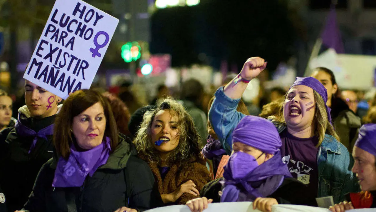Imagen de archivo de varias mujeres con pancartas durante una manifestaci&oacute;n contra las violencias machistas