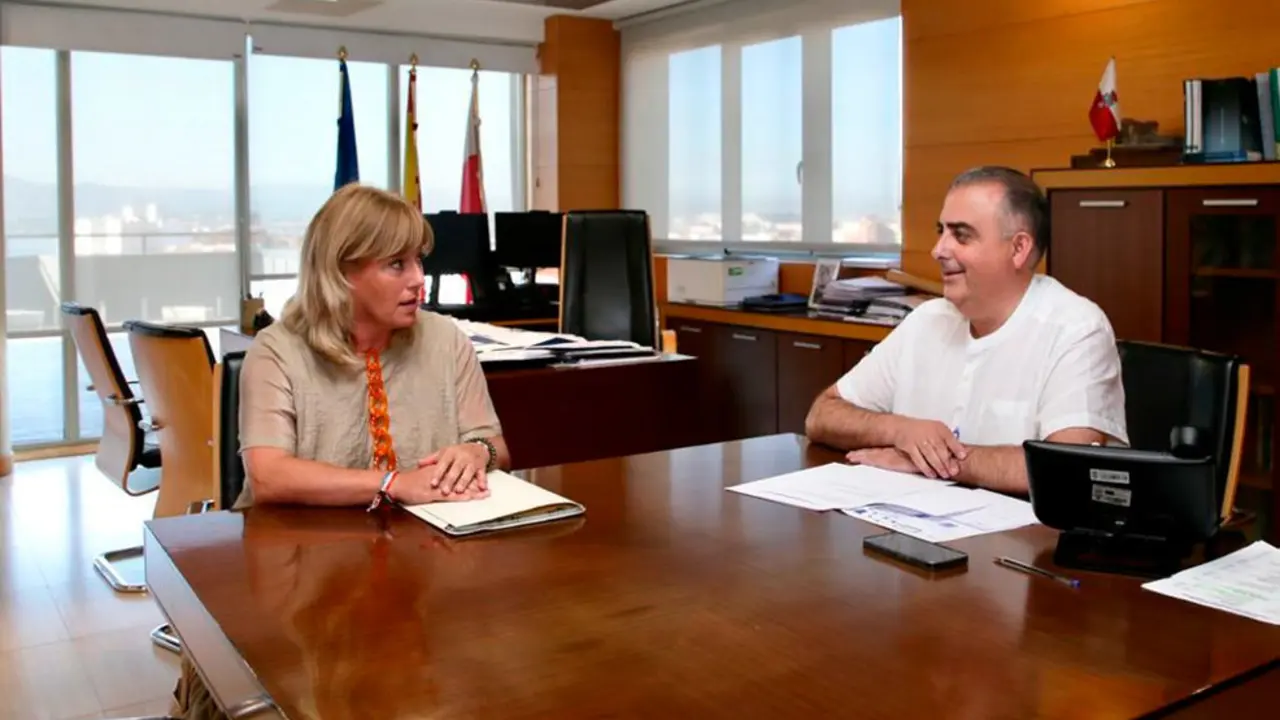 El consejero de Fomento, Ordenaci&oacute;n del Territorio y Medio Ambiente, Roberto Media, y la alcaldesa de Polanco, Rosa D&iacute;ez, durante el encuentro institucional