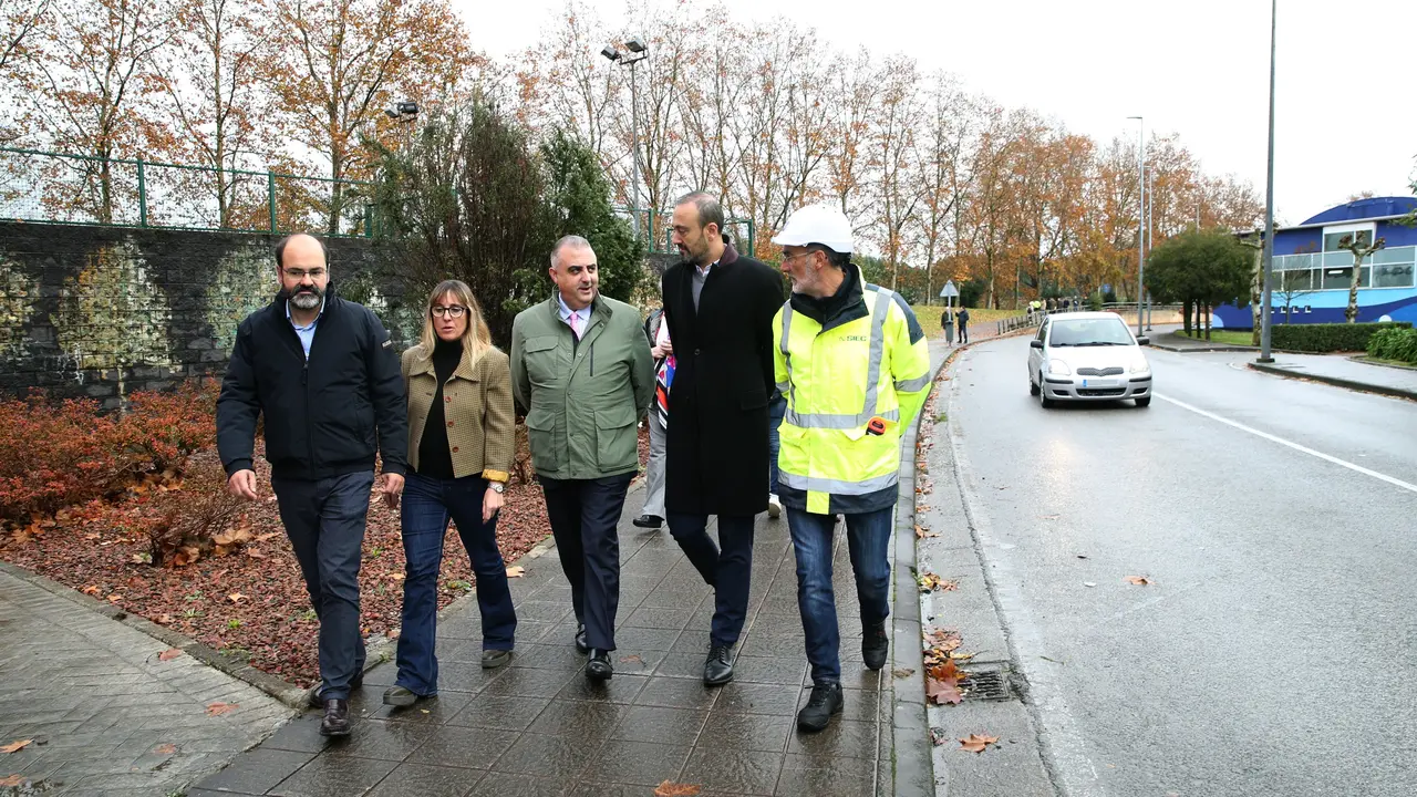 El consejero de Fomento. Ordenaci&oacute;n del Territorio y Medio Ambiente, Roberto Media, asiste al inicio de las obras de la v&iacute;a auxiliar del soterramiento de Torrelavega. Foto| Archivo