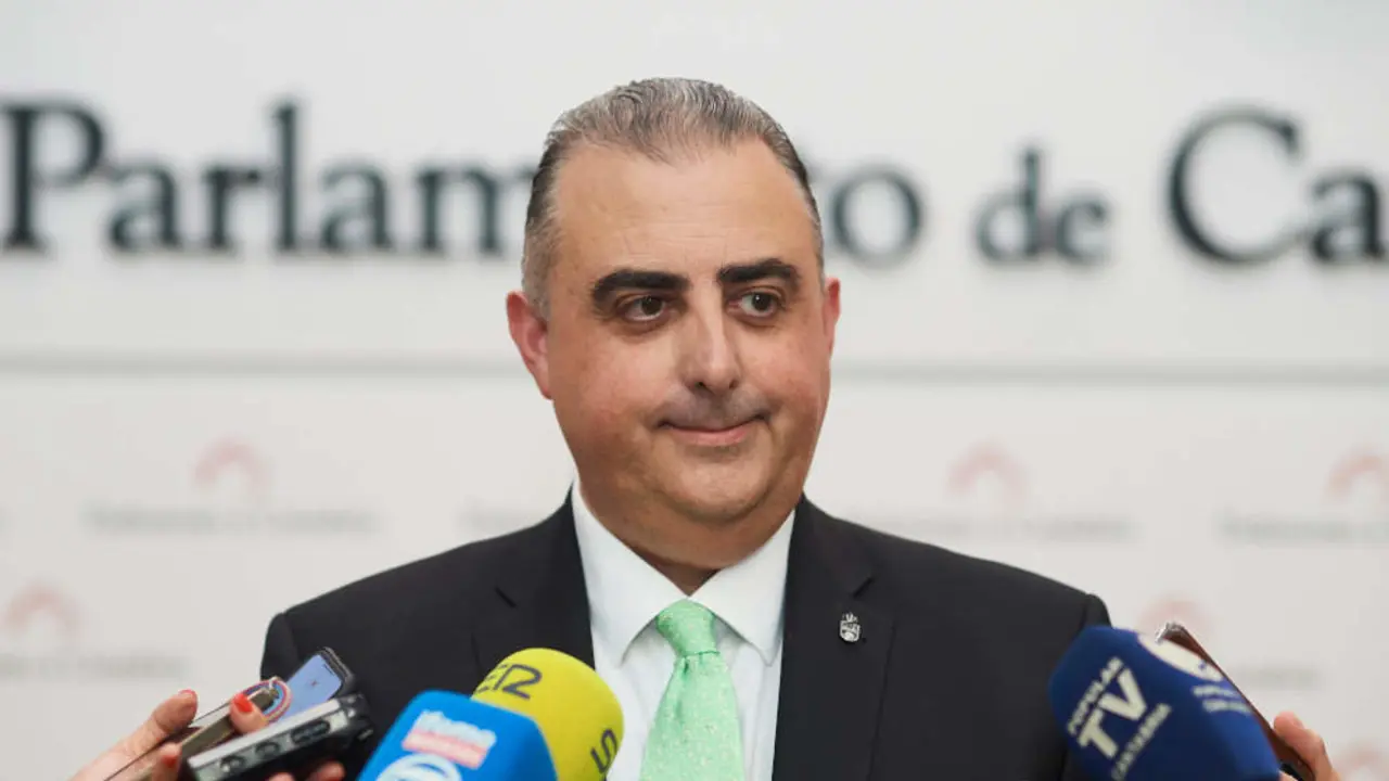 El consejero Fomento, Ordenaci&oacute;n del Territorio y Medio Ambiente del Gobierno de Cantabria, Roberto Media