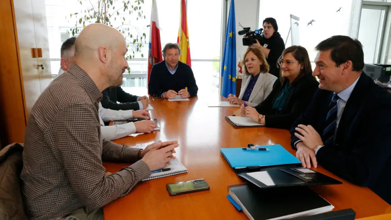 El consejero de Desarrollo Rural, Ganader&iacute;a, Pesca y Alimentaci&oacute;n, Pablo Palencia, recibe a la presidenta de la Confederaci&oacute;n Hidrogr&aacute;fica del Cant&aacute;brico, B&aacute;rbara Monte Donapetry, y al alcalde de Puente Viesgo, &Oacute;scar Villegas