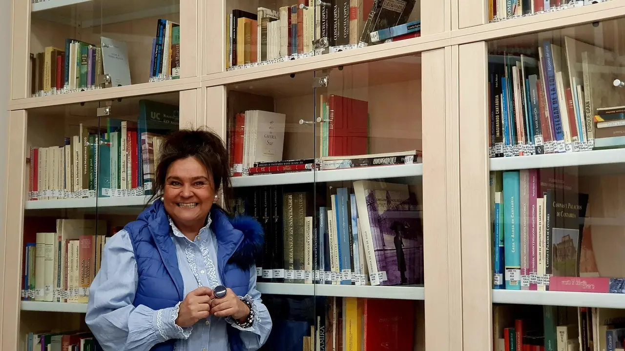 La concejala Esther V&eacute;lez en la biblioteca municipal. Foto| Archivo