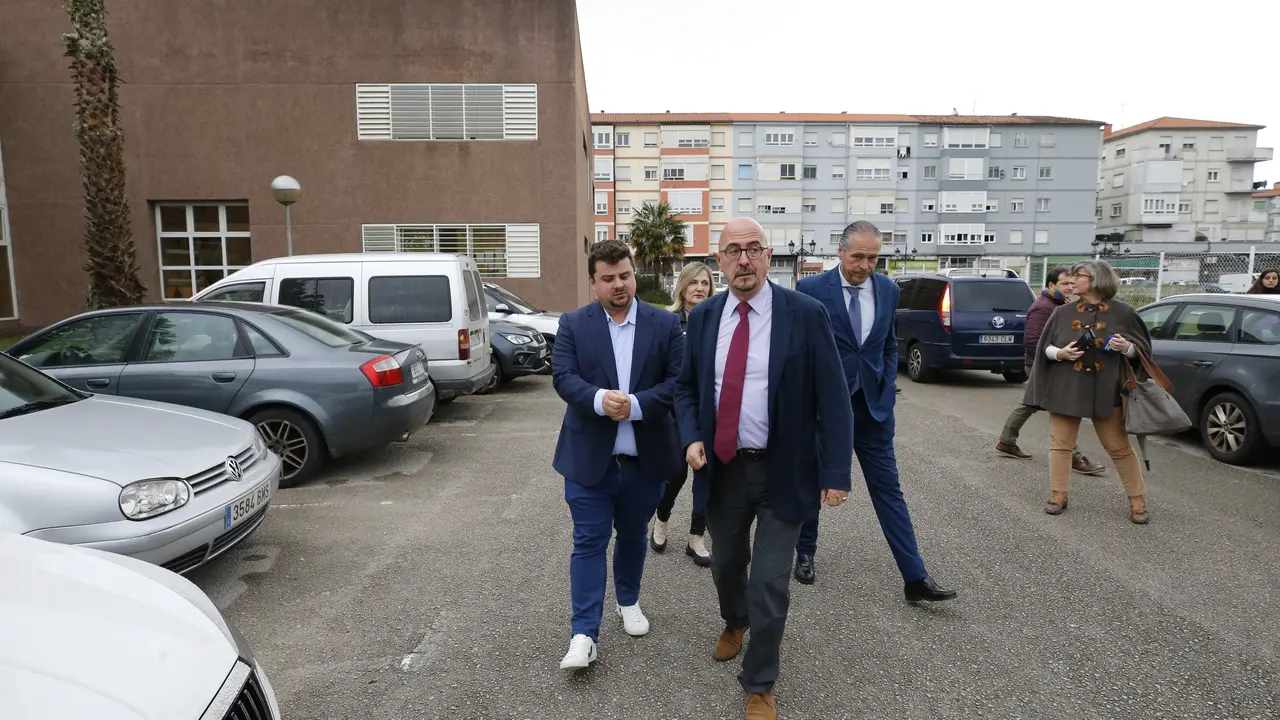 El consejero de Salud, C&eacute;sar Pascual, visita el centro de salud Covadonga, en Torrelavega