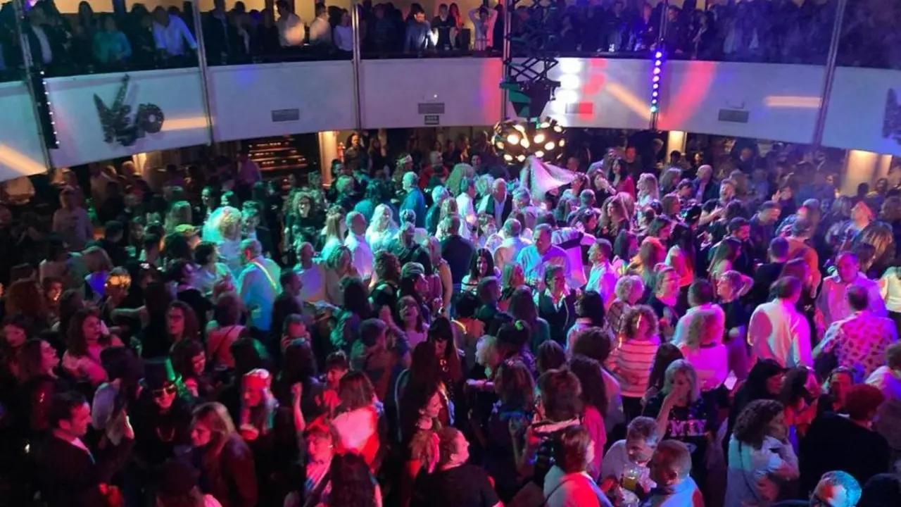 La Sala Vejo repleta de gente disfrutando de los &eacute;xitos de los 80 y 90