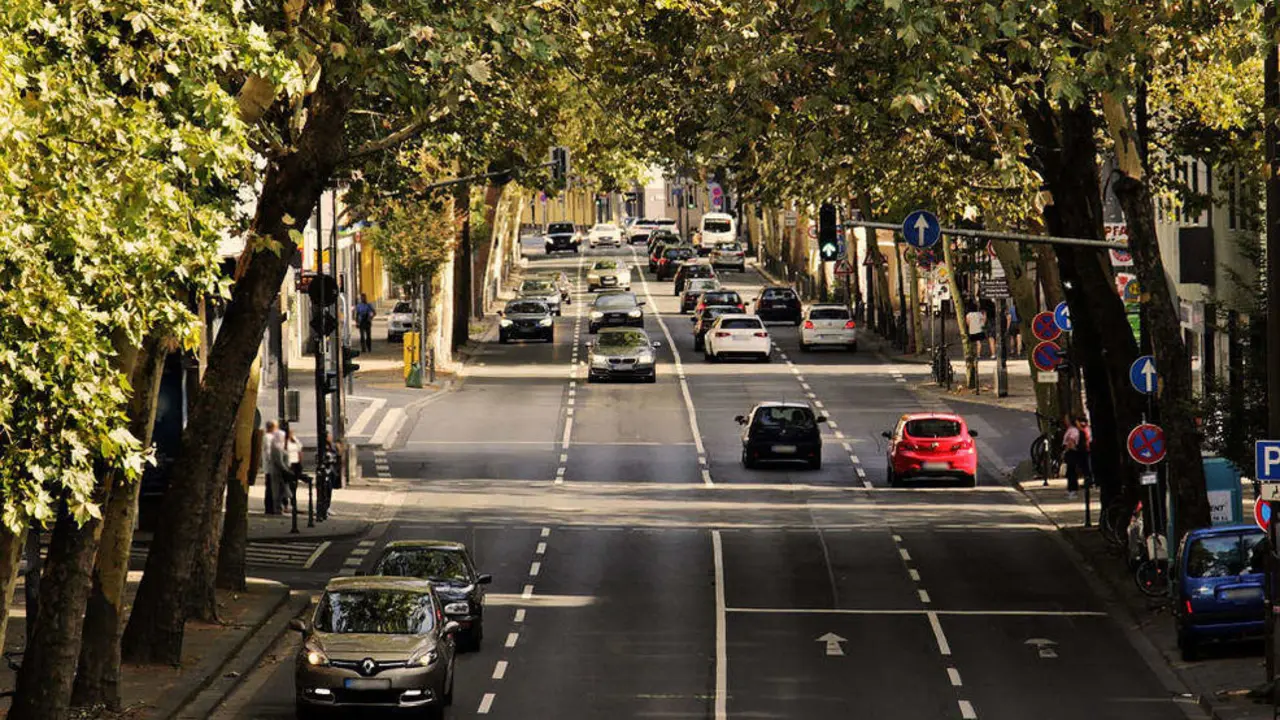Tr&aacute;fico en una carretera | Foto- Pixabay