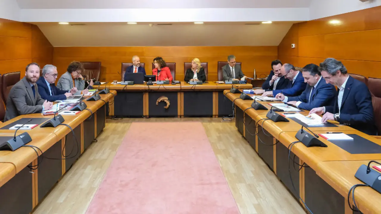 El consejero de Educaci&oacute;n, Sergio Silva, comparece, a petici&oacute;n propia, ante la Comisi&oacute;n para informar sobre el Acuerdo para la sustituci&oacute;n de jornada lectiva para docentes mayores de 55 a&ntilde;os