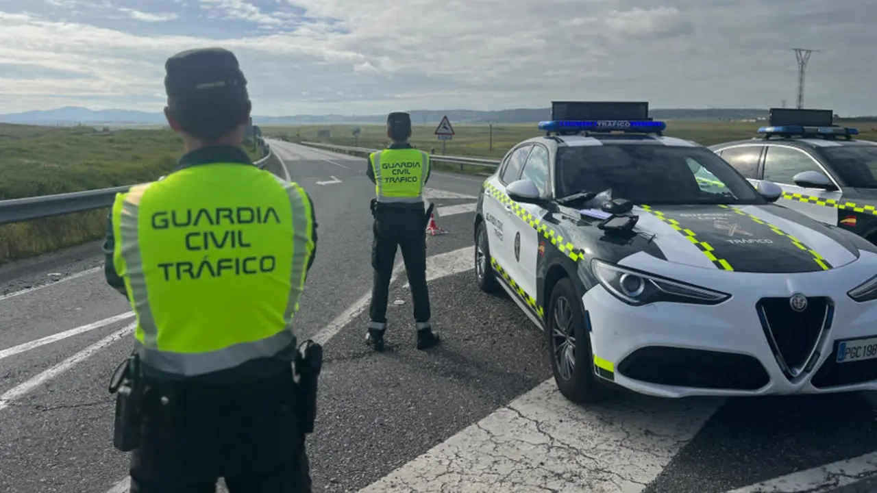 Guardias Civiles realizan un control en una carretera