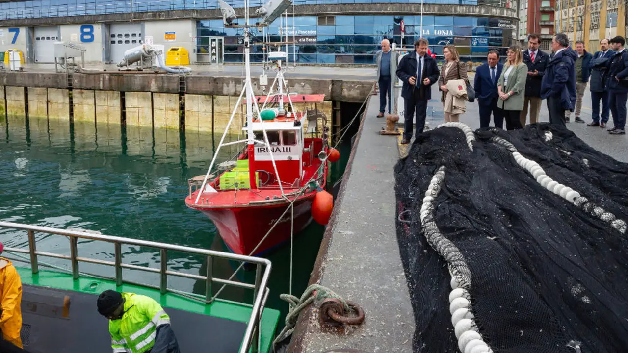 El consejero de Pesca, Pablo Palencia, visita la Lonja de Santo&ntilde;a, donde se re&uacute;ne con la Cofrad&iacute;a de Pescadores Nuestra Se&ntilde;ora del Puerto y con la secretaria general del Ministerio de Agricultura, Pesca y Alimentaci&oacute;n, Isabel Artime.
