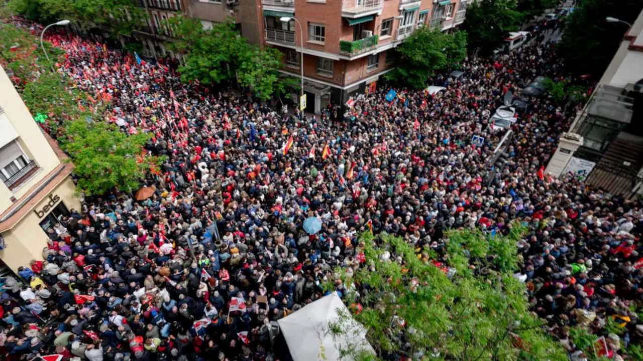 Miles de personas durante la concentraci&oacute;n en la calle de Ferraz en apoyo al presidente del Gobierno, Pedro S&aacute;nchez