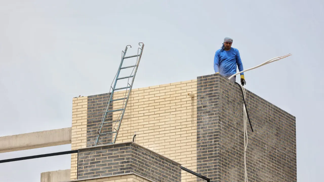Un operario trabaja en la construcci&oacute;n