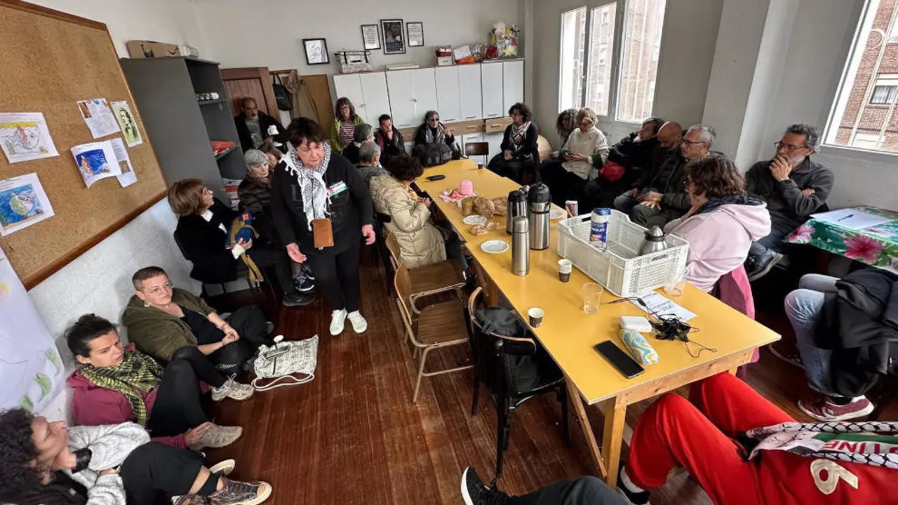 Unas 50 personas se encierran en la parroquia P&iacute;o X de Santander para pedir el %22alto al fuego inmediato%22 en Gaza