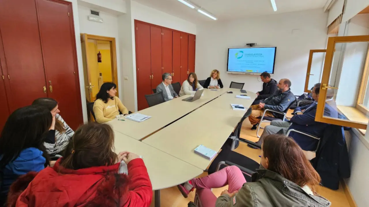 Reuni&oacute;n del Ayuntamiento de Torrelavega con centros educativos para presentar el proyecto de patios naturalizados