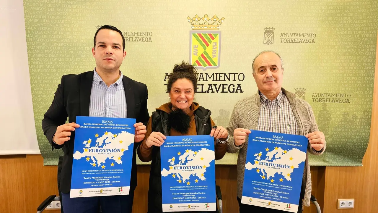 La concejala de Cultura, Esther V&eacute;lez, y los directores de las bandas de m&uacute;sica de Torrelavega y Suances, Alfonso D&iacute;az y Daniel Santos