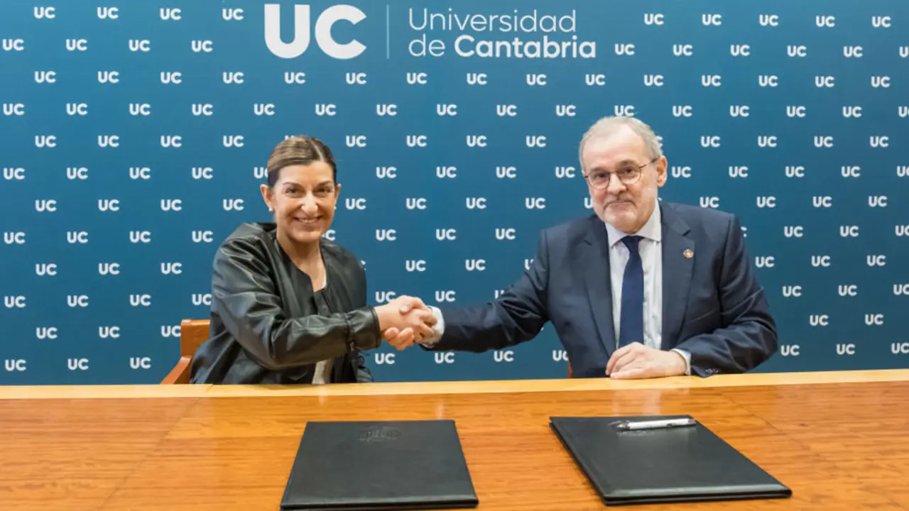 La presidenta de Cantabria, Mar&iacute;a Jos&eacute; S&aacute;enz de Buruaga, y el rector de la Universidad de Cantabria, &Aacute;ngel Pazos, firman el Contrato-Programa 2024