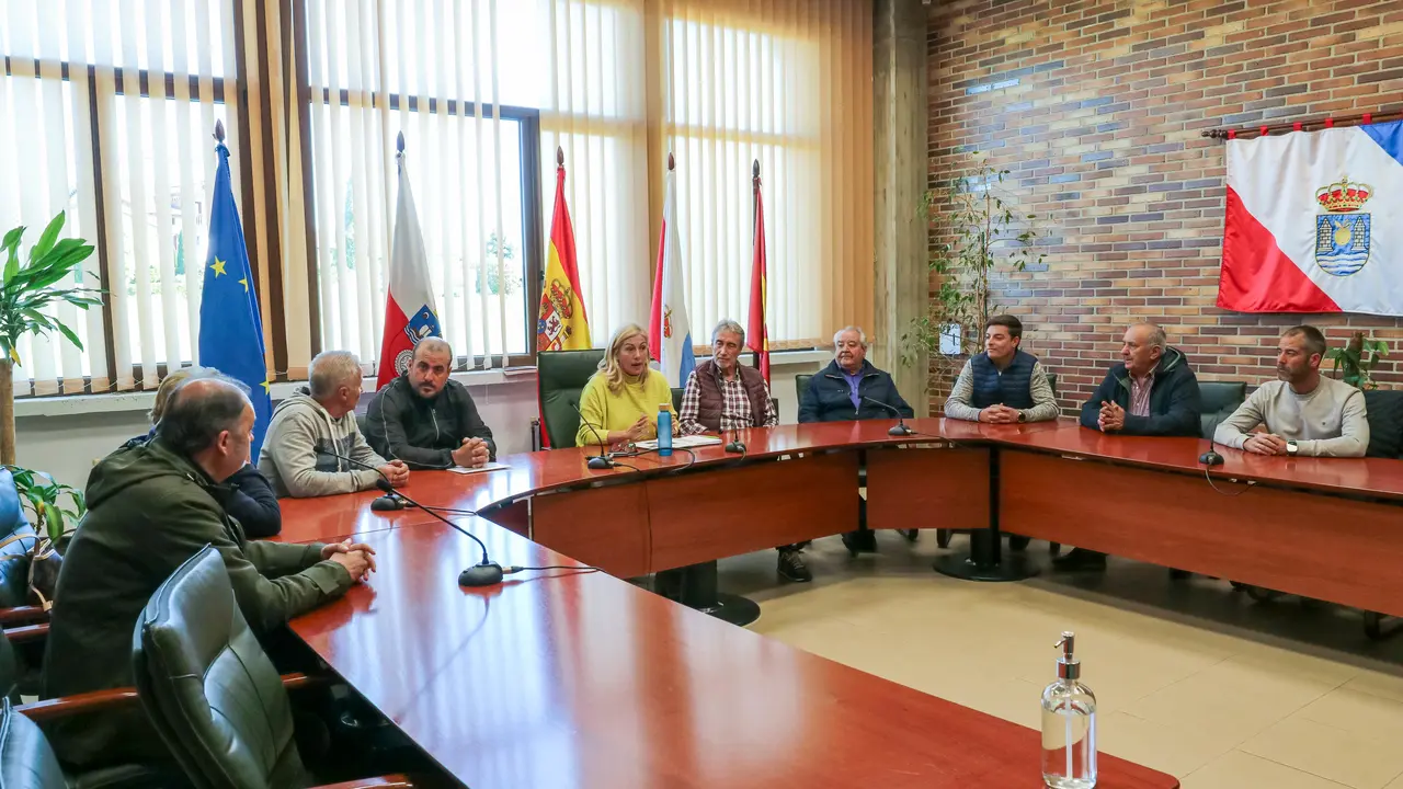 La alcaldesa, Rosa D&iacute;az, en una reuni&oacute;n con vecinos de la urbanizaci&oacute;n afectada