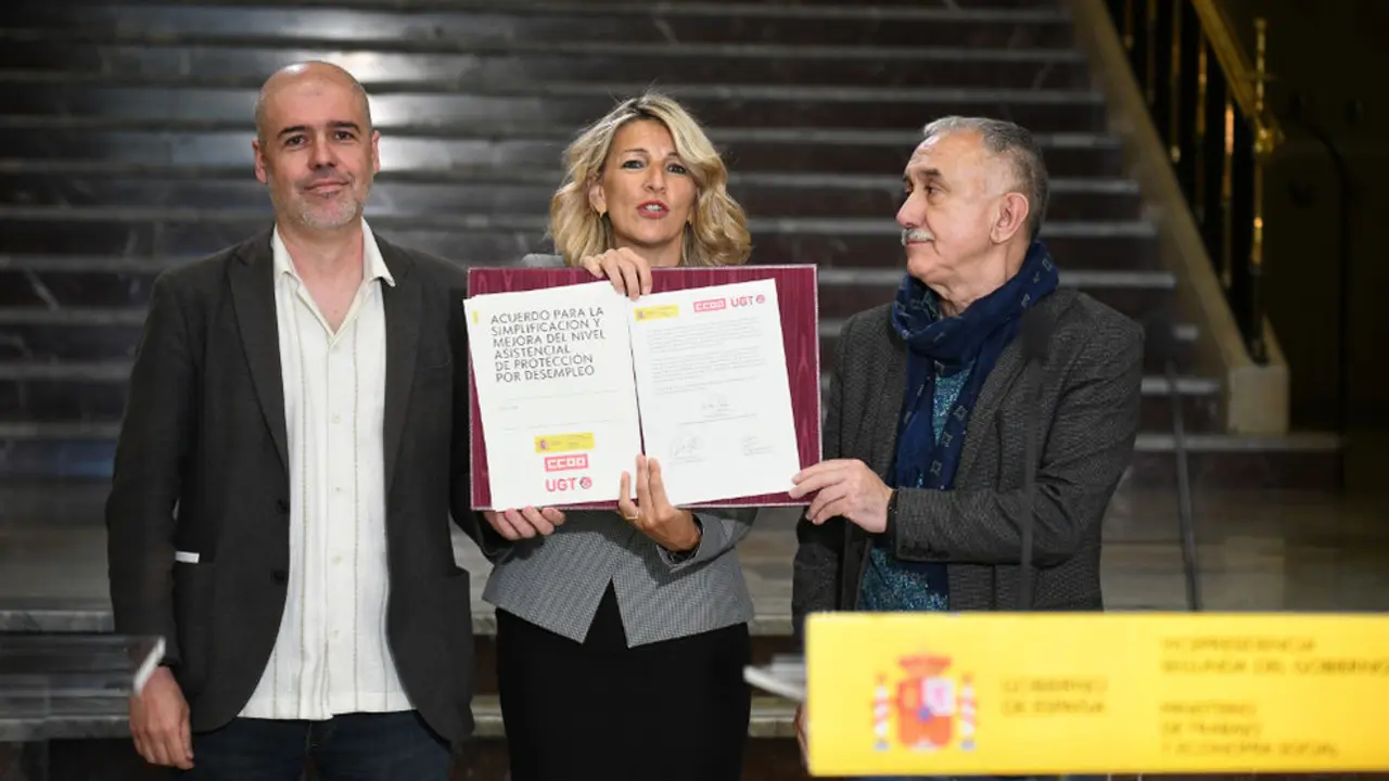 El secretario general de CCOO, Unai Sordo; la vicepresidenta segunda y ministra de Trabajo, Yolanda D&iacute;az, y el secretario general de UGT, Pepe &Aacute;lvarez, posan durante la firma de un acuerdo de di&aacute;logo social con UGT y CCOO, en la sede del Ministerio