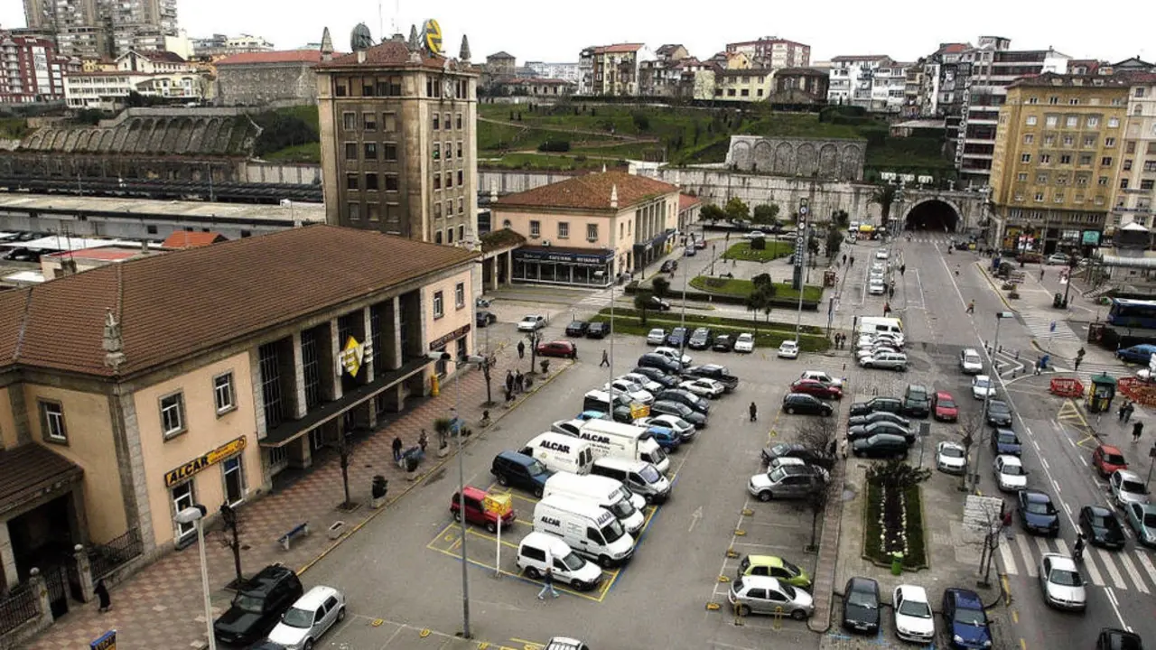  Imagen de la Plaza de Estaciones de Renfe y Feve de la ciudad de Santander
