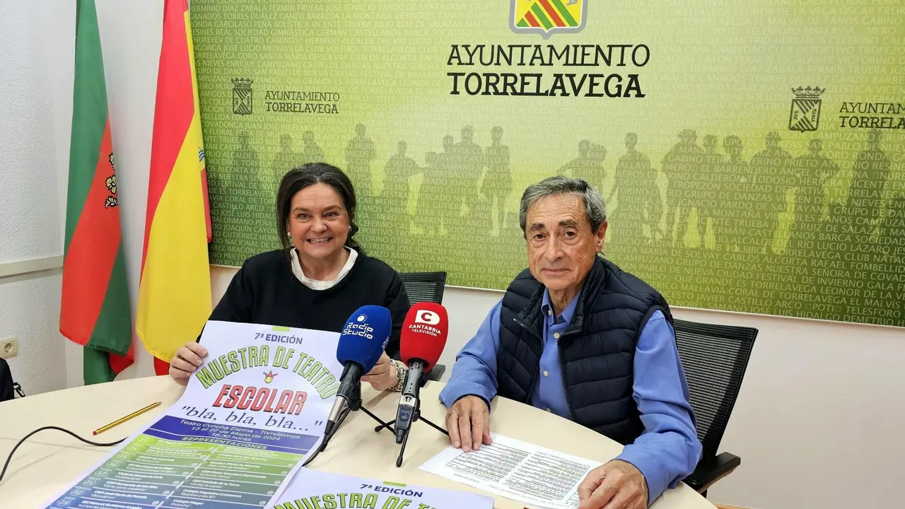 La concejala de Cultura, Esther V&eacute;lez, y el presidente de la Asociaci&oacute;n Amigos del Teatro Concha Espina, Miguel &Aacute;ngel Romero