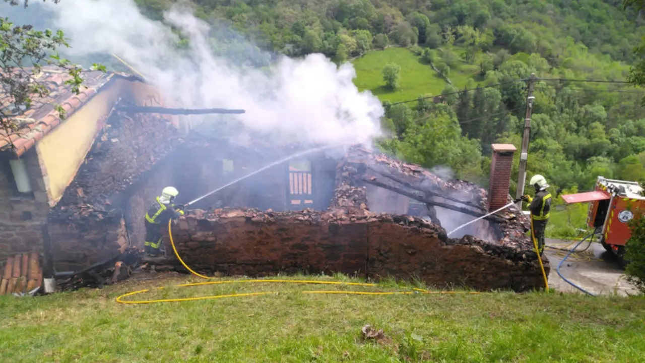 Bomberos extinguen un incendio en una vivienda de Navedo