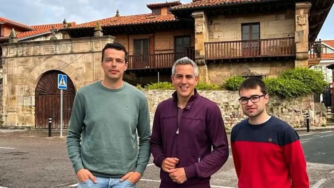 Miembros del PSOE junto a la Casa de Pereda