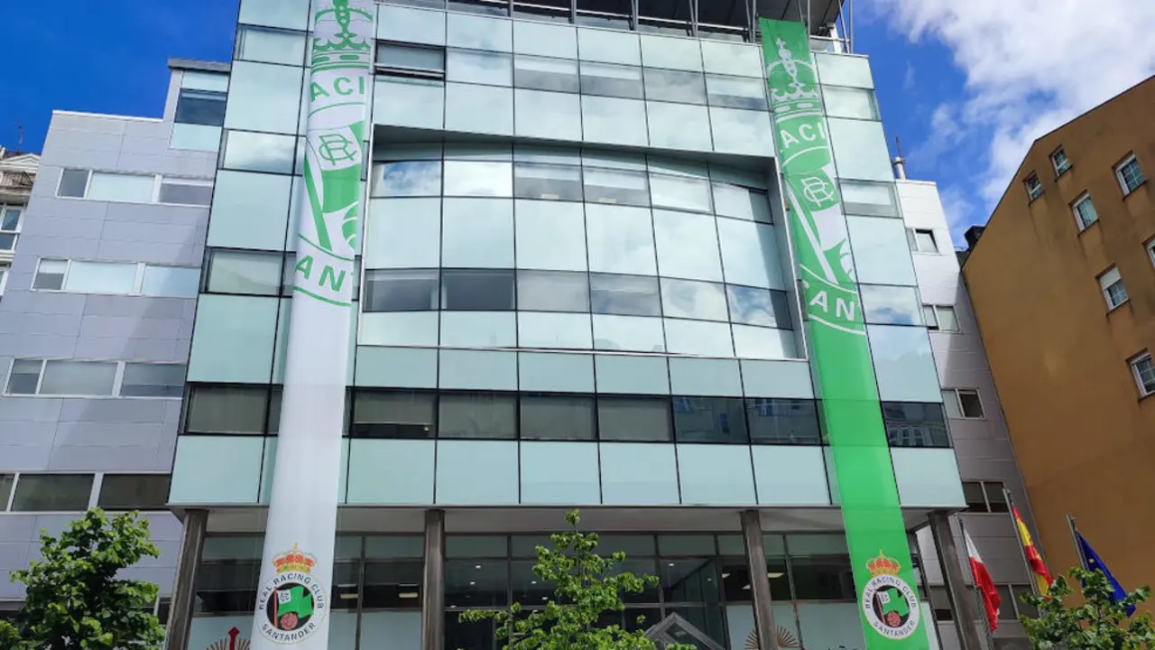 La sede del Gobierno regional en Pe&ntilde;a Herbosa despliega dos grandes cintas en apoyo al Racing