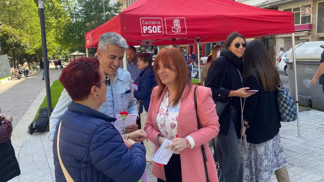 El secretario general del PSOE en Cantabria, Pablo Zuloaga, y la candidata socialista por Cantabria al Parlamento Europeo, Silvia Abascal, en un acto de campa&ntilde;a