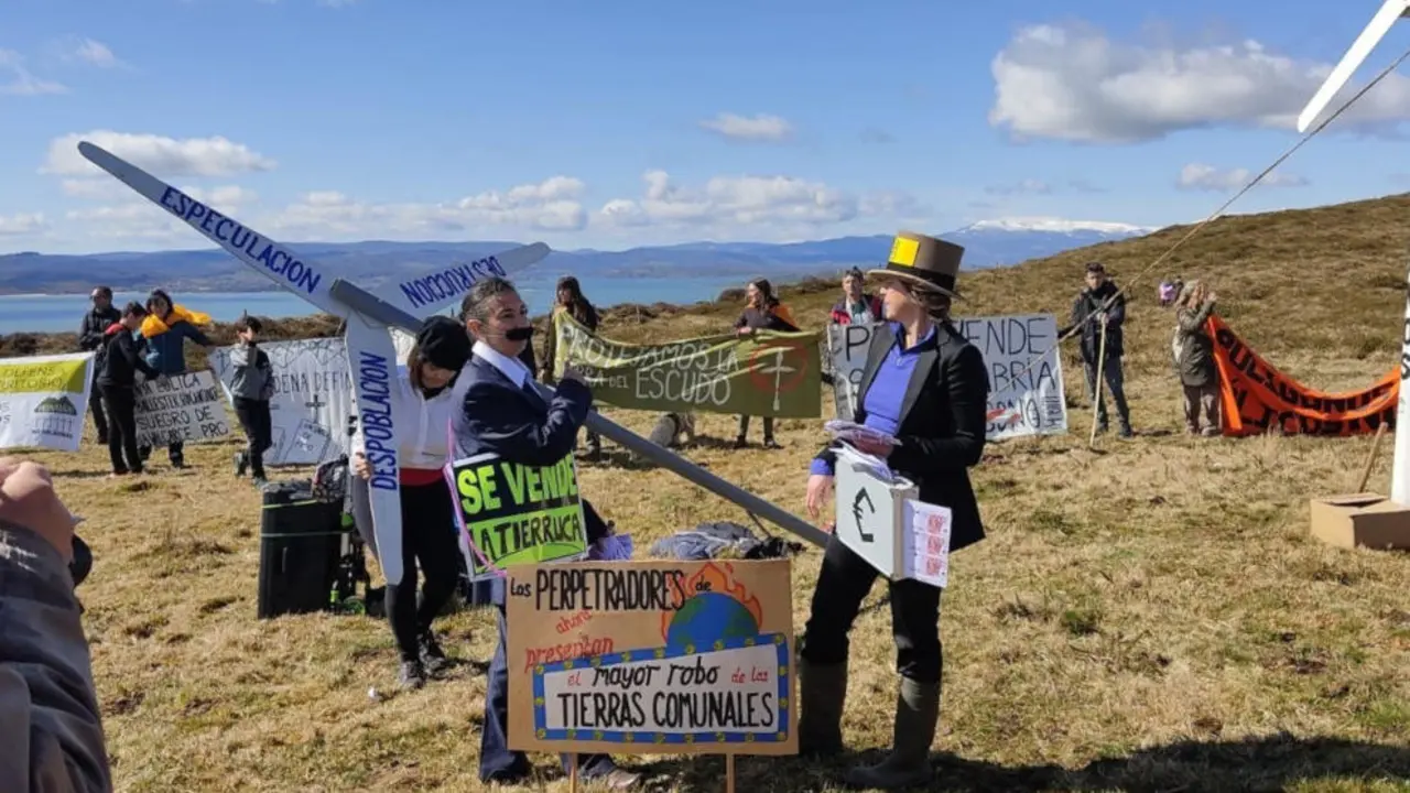 Concentraci&oacute;n en protesta contra el parque e&oacute;lico del Escudo